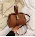 Borsa a mano marrone in pelle litchi stile vintage con chiusura metallica dorata - Marrone