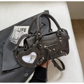 Dettaglio borsa moto grigia con borchie metalliche, specchio a cuore e trama opaca - Taglia unica / Marrone Scuro