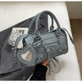 Dettaglio borsa in pelle azzurra con borchie argentate e ciondolo a specchio a cuore - Taglia unica / Azzurro