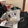 Sac seau argenté avec texture gaufrée et breloque pelucheuse vue portée à la main style décontracté - Sans Pendentif / Argenté