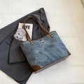 Blaue Jeans-Einkaufstasche mit braunem Lederbesatz und goldenen Metalldetails - Blau