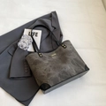 Minimalistische graue Tragetasche mit schwarzem Besatz und goldenen Details - Tee Schwarz