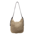 Minimalistische Stroh-Schultertasche mit braunem Lederriemen für den Strandurlaub - Gebrochenes Weiß