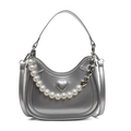 Bolso medialuna plateado metalizado con detalle de corazón y asa de perlas decorativa - Plateado