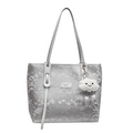 Zilveren tote tas met slangenprint, witte pluchen hanger en een lange schouderband - Met Hanger / Zilver