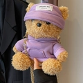 Süße braune Plüschbären-Umhängetasche mit lila Hoodie und Mütze sowie goldener Kette - Lila