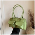 Detalle del bolso tote de charol verde aguacate con bolsillos de solapa cuadrados y hebillas - Verde
