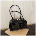 Detalle del bolso de hombro en PU negro brillante con cremalleras plateadas y bolsillos - Negro
