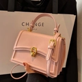 Structured light pink handbag with gold link clasp and removable shoulder strap - Pink