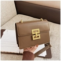 Borsa a tracolla chic in pelle marrone con catena vintage e chiusura dorata - Cachi
