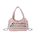 Borsa a secchiello rosa con borchie, pelle martellata e tracolle a catena argento - Rosa