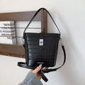 Retro Eimer-Tasche mit schwarzer Krokodil-Prägung, Silberverschluss und Schultergurt - Schwarz