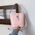 Rosa Eimer-Tasche mit Krokodilmuster, verstellbarem Gurt und Metalldrehverschluss - Rosa