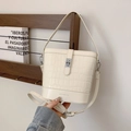 Beige Beuteltasche mit Krokodilprägung und silbernem Metallschnallendetail - Weiß
