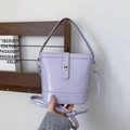 Retro Lavendel lila Eimertasche mit Krokodilmuster und silbernem Drehverschluss-Detail - Lila