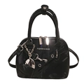 Moderne zwarte crossbody handtas in schelpvorm met glanzende finish en zilveren hartje - Zwart