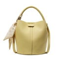 Hellgelbe Eimer-Handtasche aus Leder mit Lychee-Narbung und dekorativem Seidenschal - Gelb