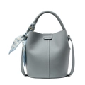 Sac seau bleu clair en cuir grainé avec un ruban élégant en soie à motif pied-de-poule - Bleu