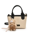 Minimalistische beige Stroh-Strandtasche mit schwarzen Ledergriffen und Bärenanhänger - Mit Anhänger / Schwarz