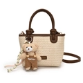 Minimalistische Stroh-Eimertasche mit Ledergriffen und Plüschbär-Anhänger - Mit Anhänger / Braun