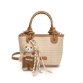 Beige Stroh-Schultertasche mit braunen Ledergriffen und einem modischen Bären-Anhänger - Mit Anhänger / Khaki