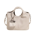 Elegante borsa a mano bianco crema in similpelle con mini ciondolo decorativo - Bianco