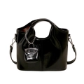 Borsa a mano in vernice nera con ciondolo mini borsa coordinato e tracolla lunga - Nero