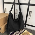 Minimalistische schwarze Segeltuchtasche mit verstellbarem Gurt für den Alltag - Schwarz