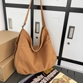 Vintage Segeltuch-Einkaufstasche in Kamelbraun mit Seitentaschen und Schultergurt - Braun