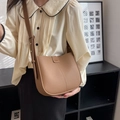Sac seau minimaliste en cuir grainé marron avec large bandoulière réglable pour femme - Marron