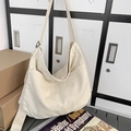 Minimalistische cremeweiße Canvas Hobo-Tasche mit verstellbarem Gurt und Seitentaschen - Weiß
