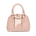 Borsa a conchiglia in vernice rosa con catena dorata e dettagli di borchie sul fondo - Rosa