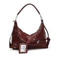 Bolso tote grande de piel charol burdeos con diseño de media luna y acabado brillante - Rojo