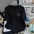 T-shirt noir femme en coton avec imprimé lapin blanc minimaliste sur la poitrine - 3XL / Noir
