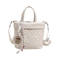 Elegante weiße gesteppte Eimertasche mit Umhängeriemen und Wasserschwein-Anhänger - Mit Anhänger / Weiß