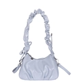 Elegante bolso de nube plisado lila con acabado brillante y detalle de corazón - Azul
