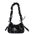 Sac nuage noir brillant avec plis, breloque cœur et bandoulière incurvée élégante - Noir