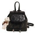 Sac à dos noir brillant avec texture froissée et pendentif ours en peluche blanc - Noir