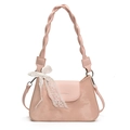 Bolso rosa de hombro con asa trenzada y un detalle de lazo de encaje blanco - Rosa