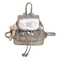Sac à dos argenté métallisé avec rabat à cordon et pendentif ours en peluche - Argenté