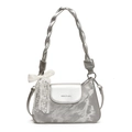 Bolso de cadena plateado con tela tie-dye gris, asa trenzada y detalle de lazo encaje - Plateado