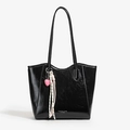 Borsa tote nera lucida con ciondolo a cuore rosa e lunghi manici a spalla donna - Con Ciondolo / Nero
