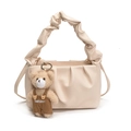 Stijlvolle beige gerimpelde handtas met een schattige teddybeerhanger en plooiontwerp - Met Hanger / Wit