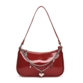 Elegante bolso baguette de charol rojo con cadenas plateadas y dijes de corazón - Rojo
