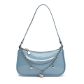 Bolso de hombro en charol azul claro con cadenas metálicas y dijes de corazón - Azul