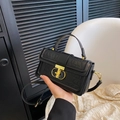 Sac à main noir élégant avec motif crocodile, fermoir doré et bandoulière réglable - Noir
