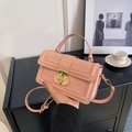 Sac à main rose à motif crocodile avec fermoir en T doré et bandoulière réglable - Rose