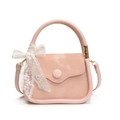 Rosafarbene Damen-Handtasche mit weißer Spitzenschleife und goldfarbenen Metall-Elementen - Rosa