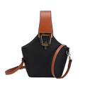 Bolso cubo de cuero en contraste negro y marrón con cierre dorado y acabado granulado - Negro