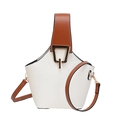 Bolso cubo minimalista en contraste blanco y marrón con hebilla de metal dorado piel - Blanco